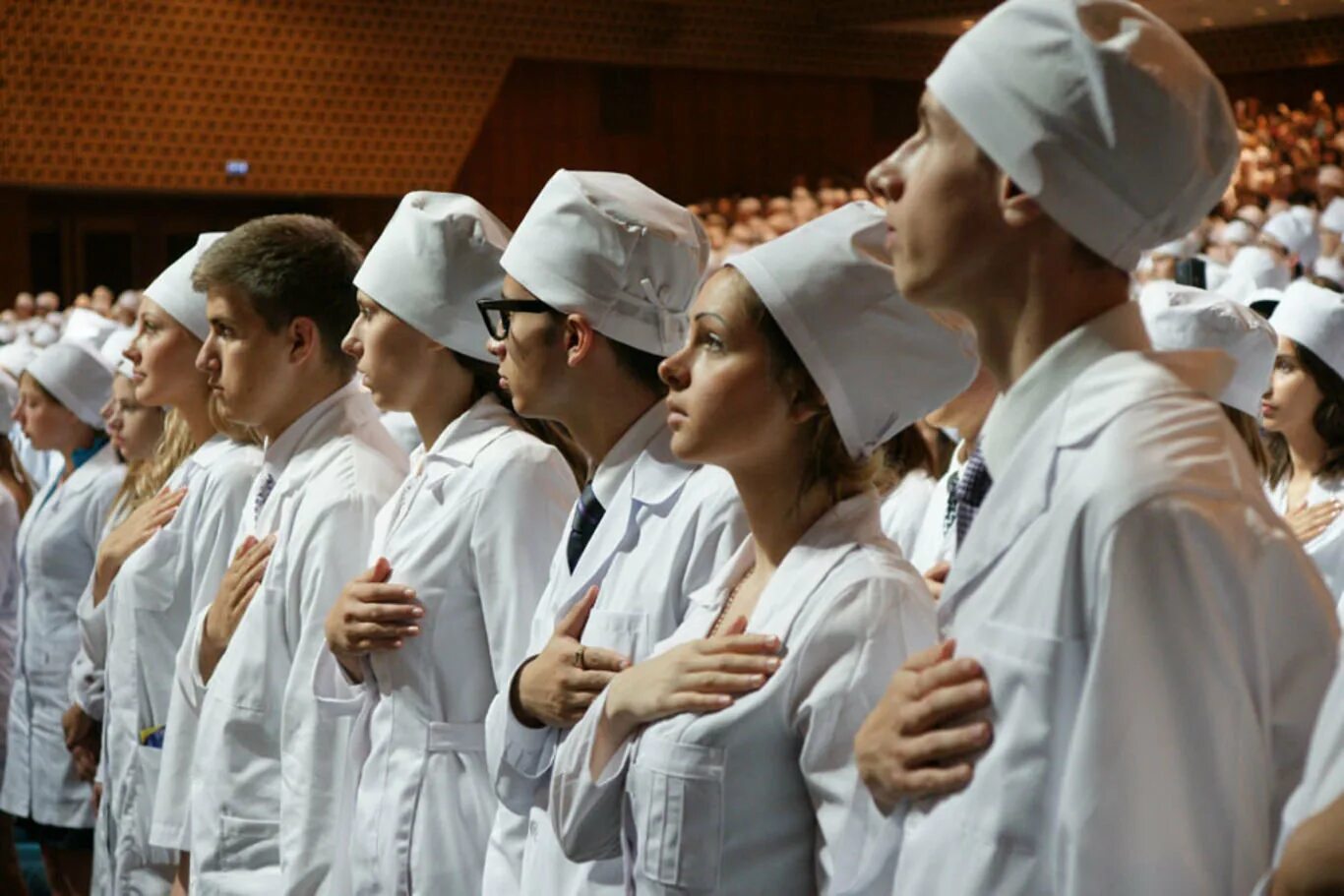 Студенты медики. Великий новгород медицинский университет. Студенты мединститута. Студент года медицина. 80 лет медицинскому колледжу каменск-уральский.