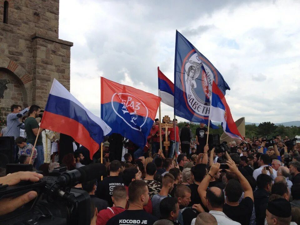 митинги в сербии 2022. сербия митинг за россию. союз россии и сербии. сербия русскоязычные. сербия россия дружба.
