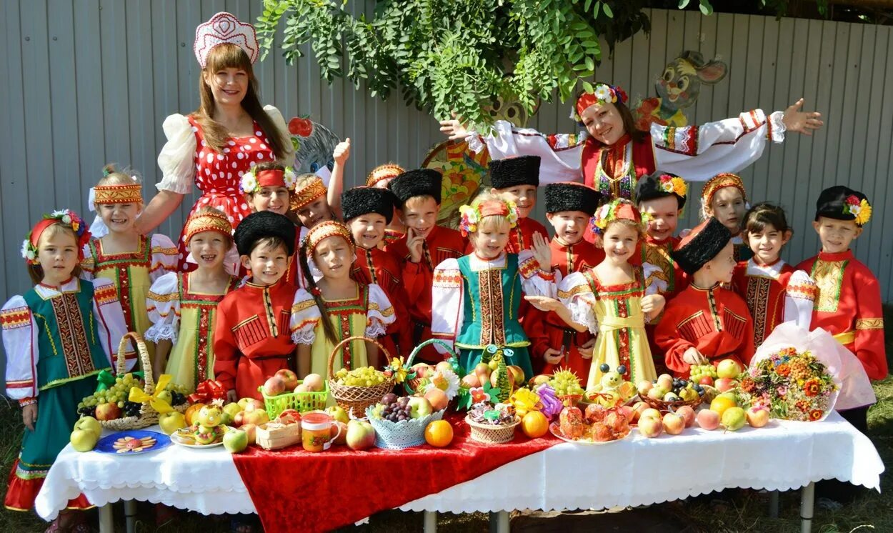 Яблочный спас фестиваль. Русские народные праздники яблочный спас. Народное празднование яблочного Спаса. Фольклорный праздник яблочный спас.