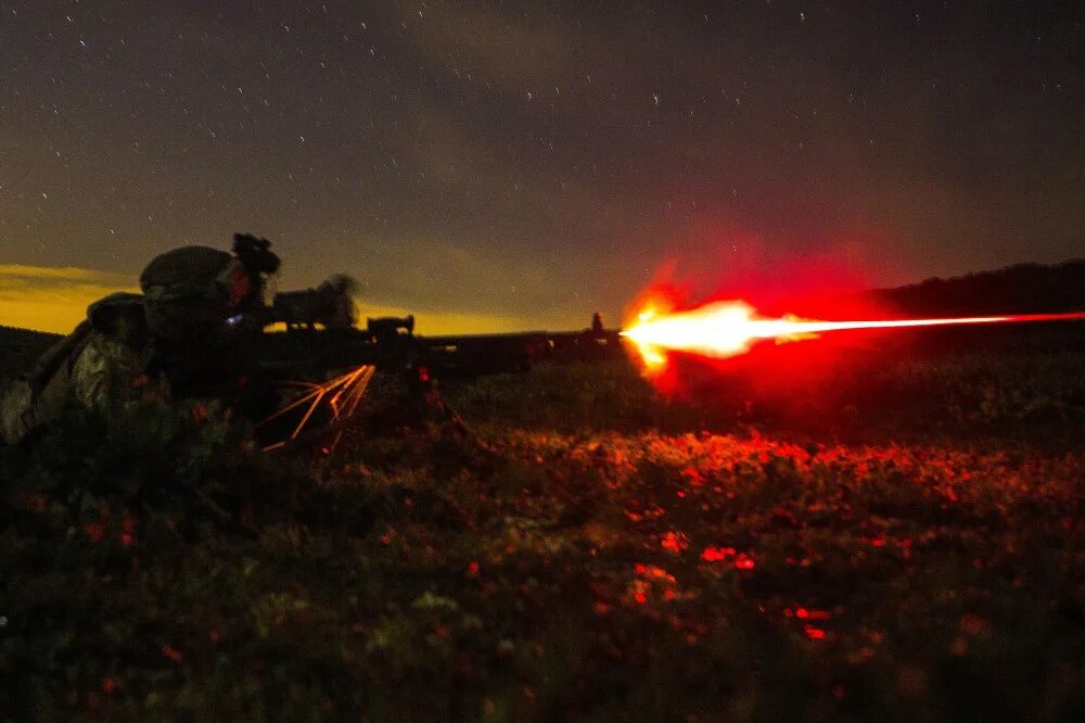 солдат ночью. засада ночью. спецназ в засаде ночью. ночные стрельбы. военные ночью.