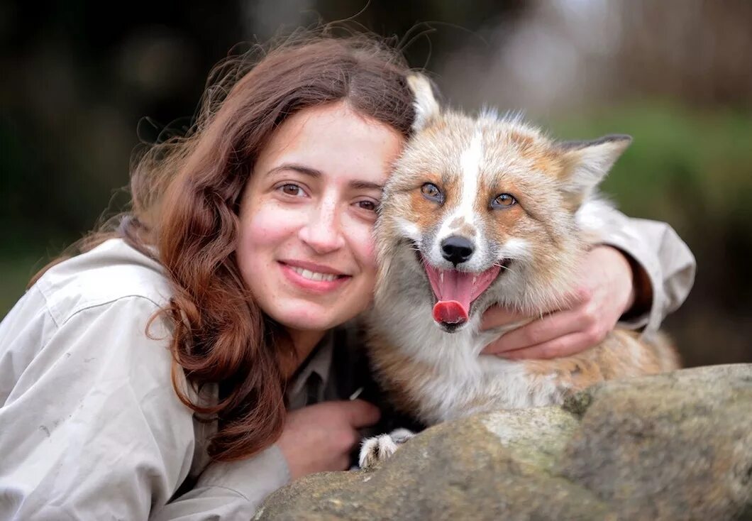 Люди с повадками животных. Картинки животные внимательно слушают. Кевин ричардсон и пантера. Медвежий кот бинтуронг. Фотосессия с собакой на природе.