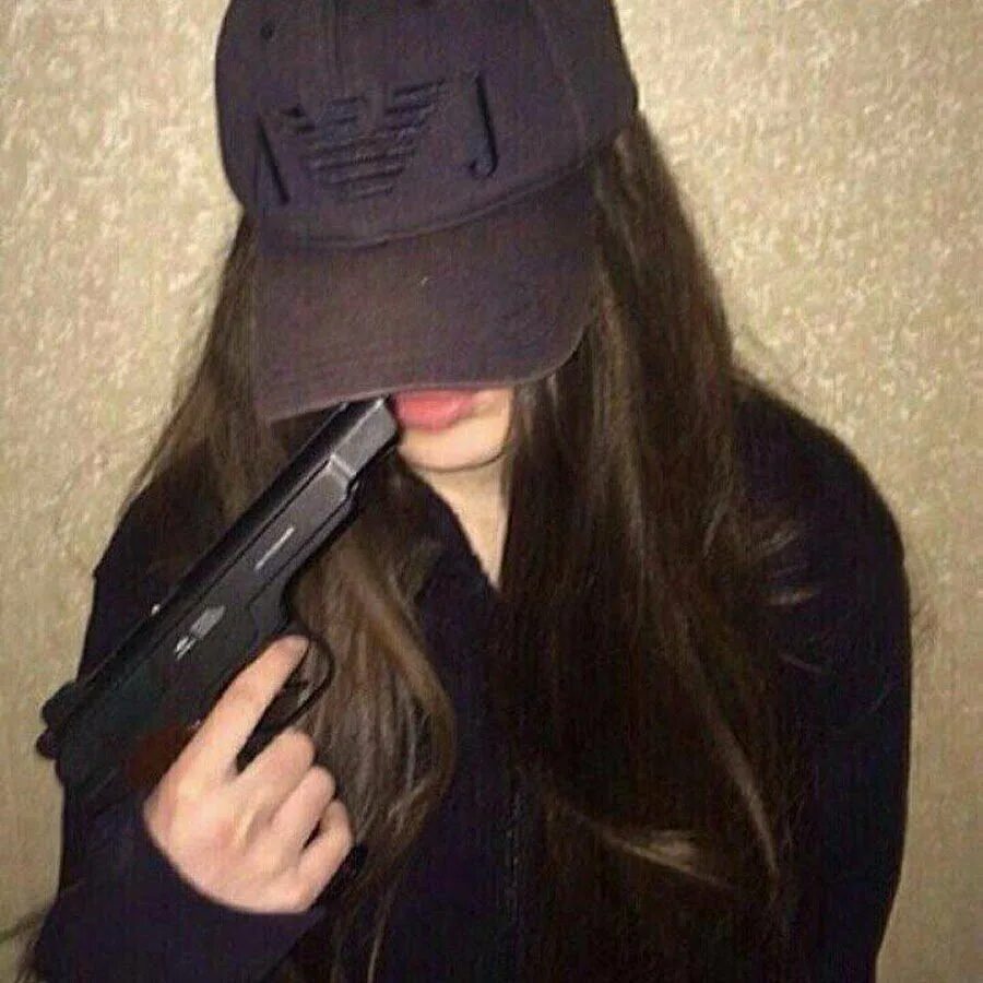 Женщина в маске с оружием. Девушка бандитка. Девочка бандитка текст. Девушка в маске с пистолетом. Вот она ей бандитка.
