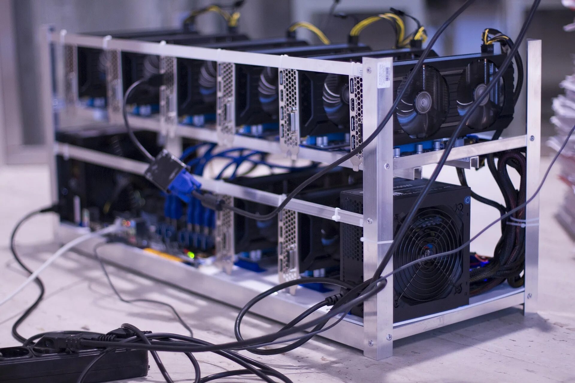 Зачем майнинг. Майнинг ферма асики. биткоин ферма асик. asic miner ферма для майнинга. майнинг ферма 20 видеокарт.