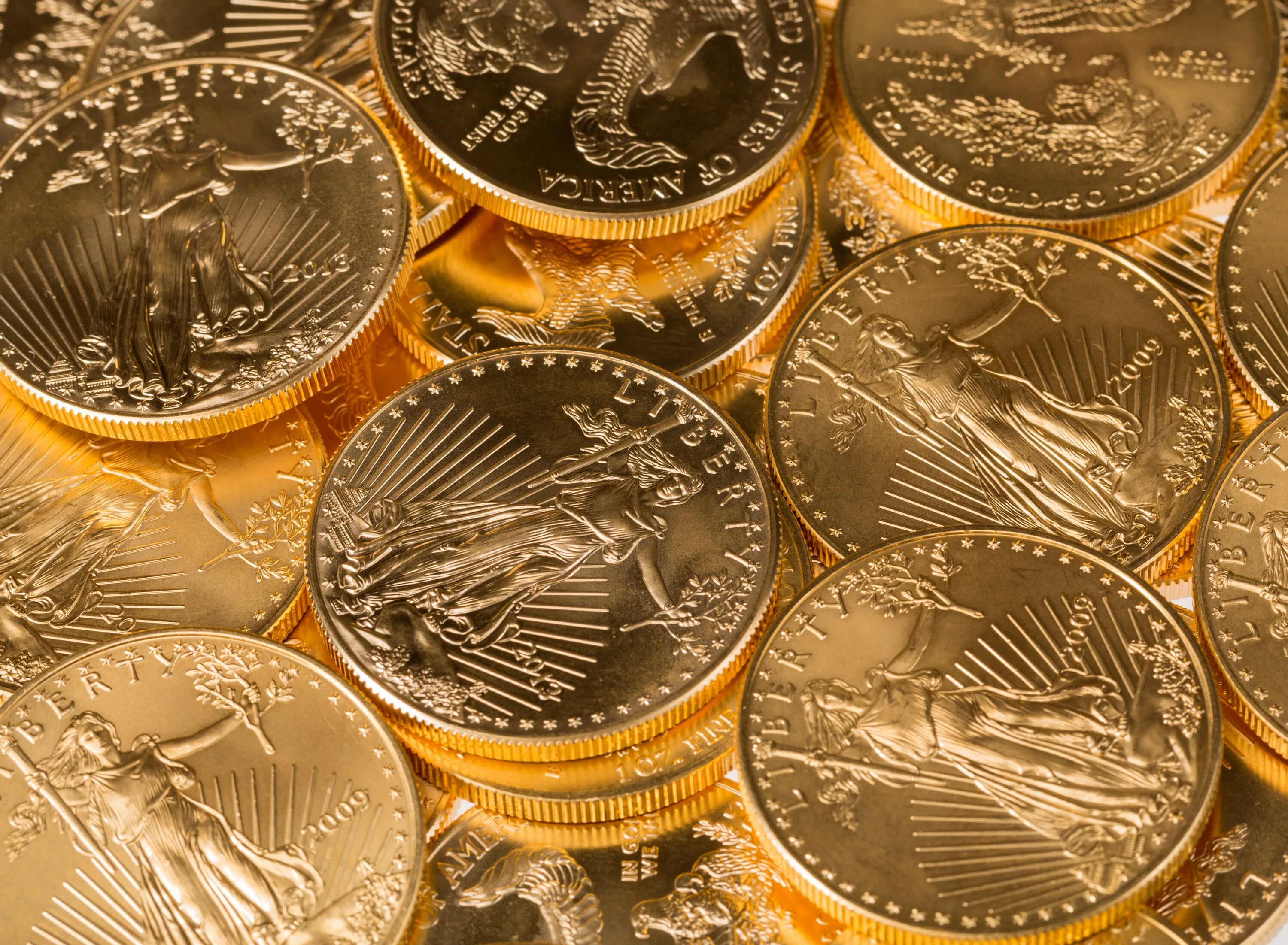 Монета Золотая. Золотые инвестиционные монеты. Металлические деньги. Куча золотых монет. Русские золотые деньги