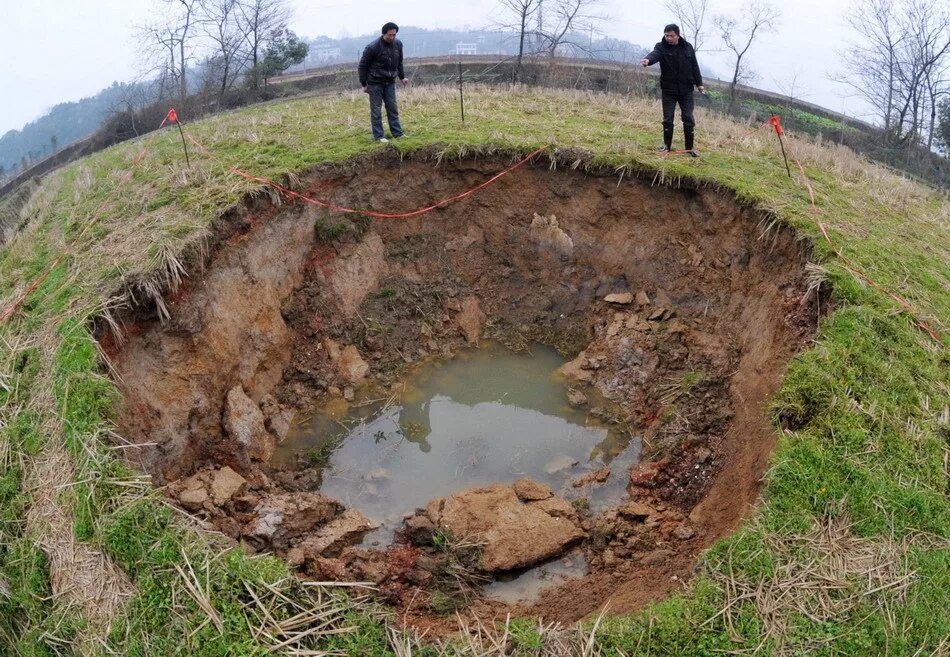 Делать в земле углубление