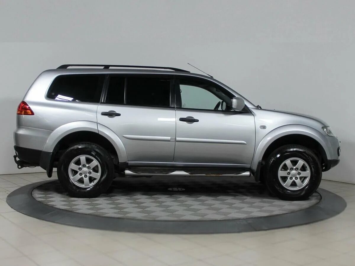 Мицубиси паджеро спорт москве. Pajero Sport 2012. Mitsubishi Pajero Sport 2012. Pajero Sport 2 белый черная крыша. Задняя полка для Мицубиси Паджеро спорт 2012.