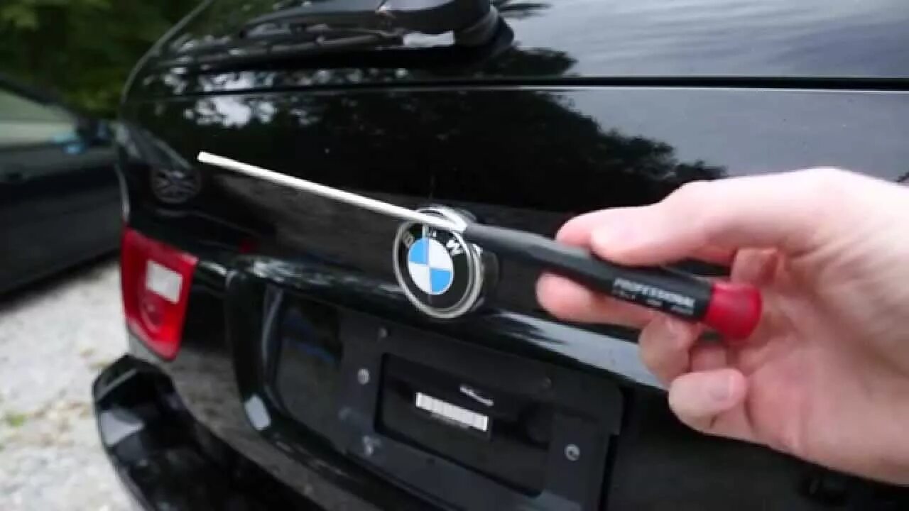 Камера bmw x5. BMW e53 никель на багажник. BMW x5 e70 датчик парковки. Штекер ручки багажника БМВ х5 е53.