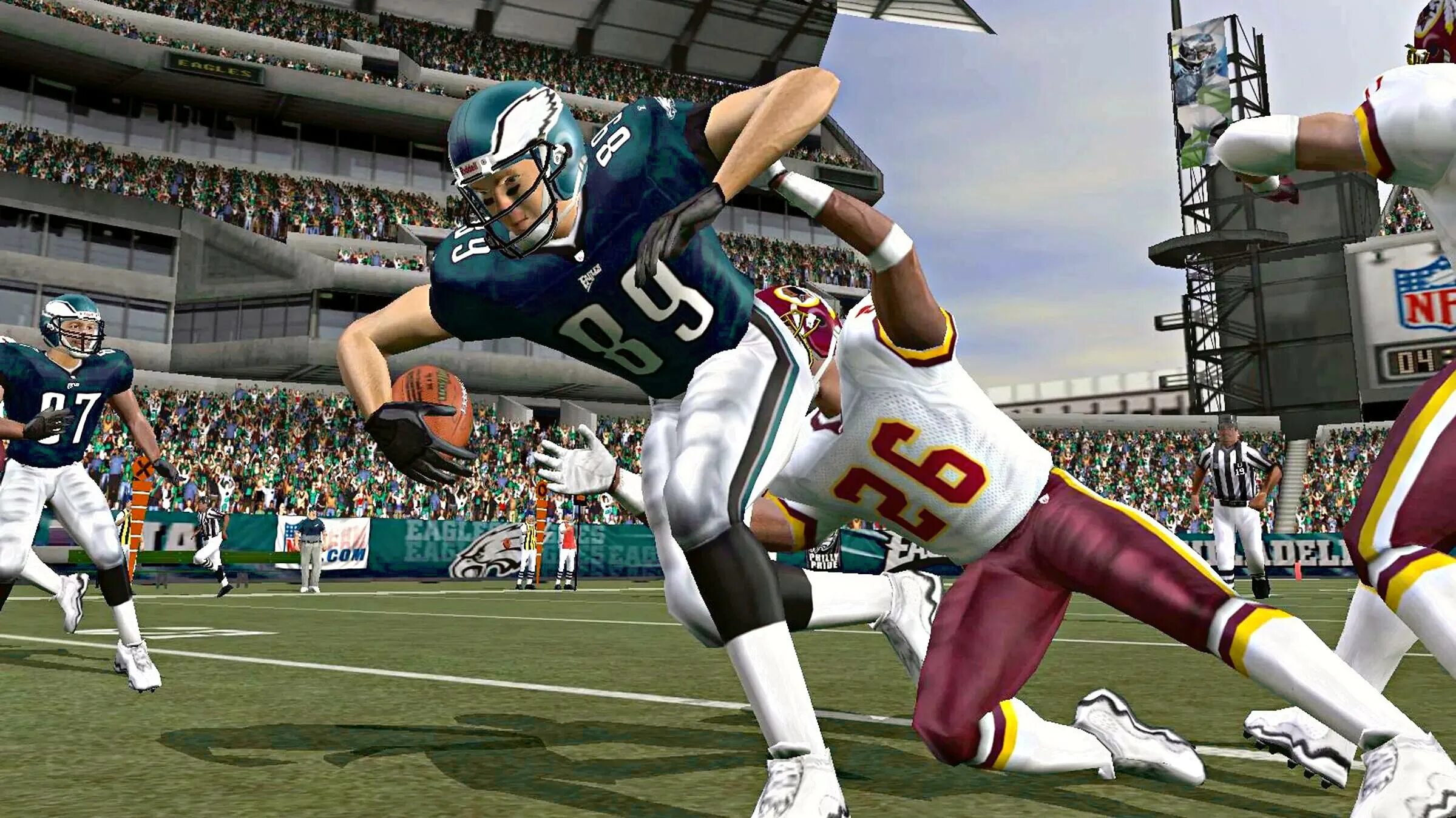 Лига лучших игры. Мадден НФЛ 2004. Мадден НФЛ 2000. Madden NFL 2004 системные требования. Спортивные видео игры.