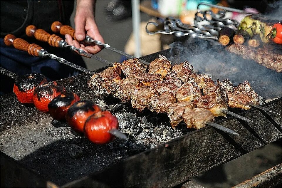 мангал с шампурами. работа шашлычник. памятник шашлычнику в барнауле. повар с шашлыком. шашлычник.
