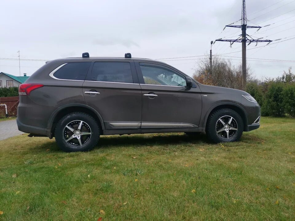 Мицубиси аутлендер r16. Outlander r16. аутлендер на r16. диски mitsubishi outlander r16. аутлендер на 16 дисках.