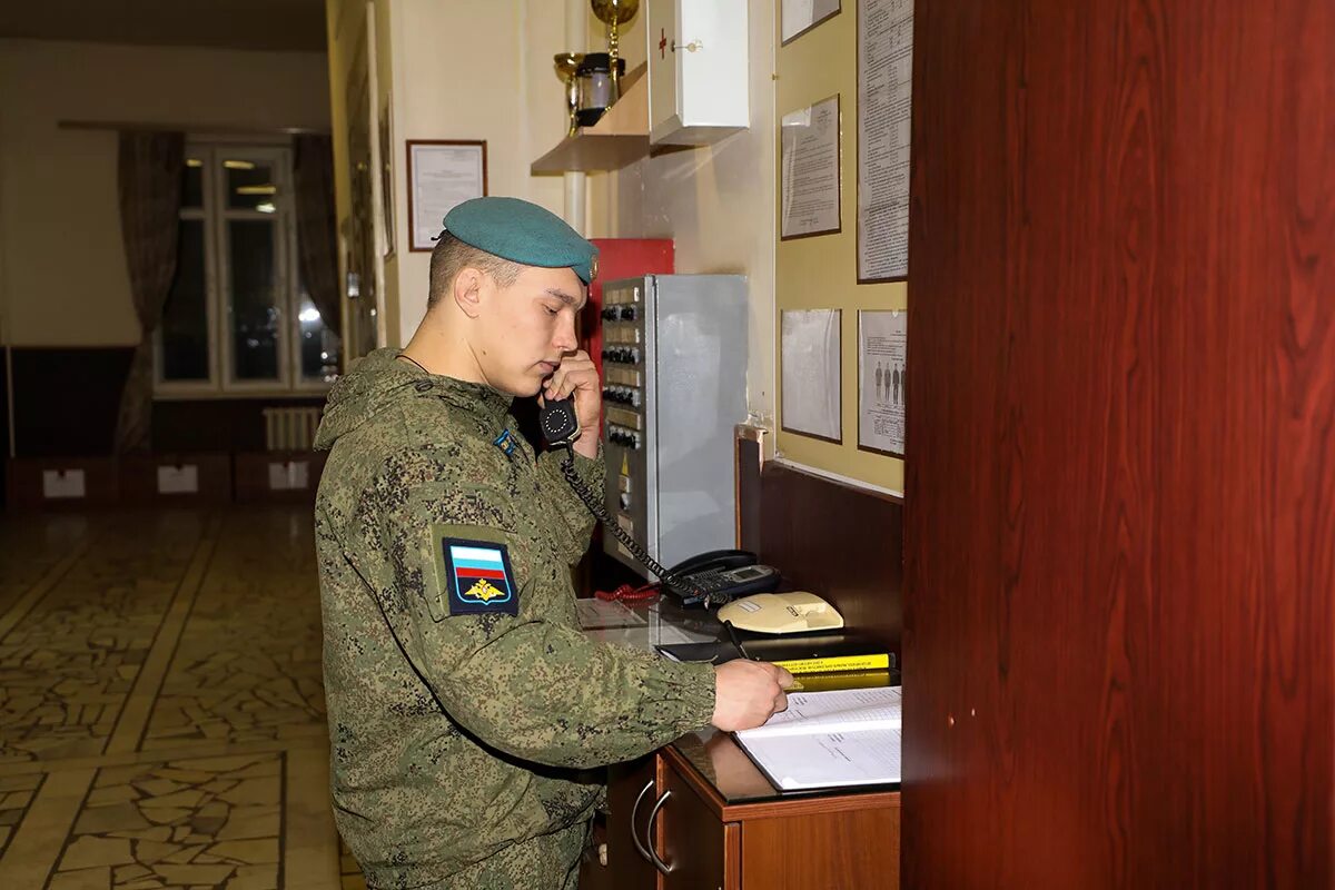 Подъем по тревоге. Подъем по тревоге в армии. Солдаты по тревоге. Подъем по тревоге военнослужащего. Учебная тревога по всей россии