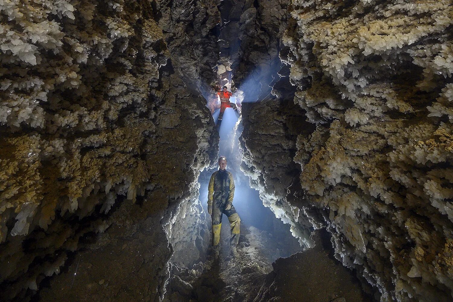 гипсовая пещера. подводная пещера в пермском крае ординская. ордынская пещера, пермский край. самая длинная гипсовая пещера. пещера оптимистическая тернопольская область.