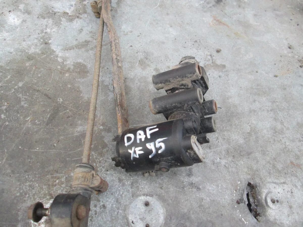 Кран уровня пола даф. Датчик уровня пола daf 105. Кран уровня пола daf 105. Кран уровня пола камаз. Распределительный кран даф 105.