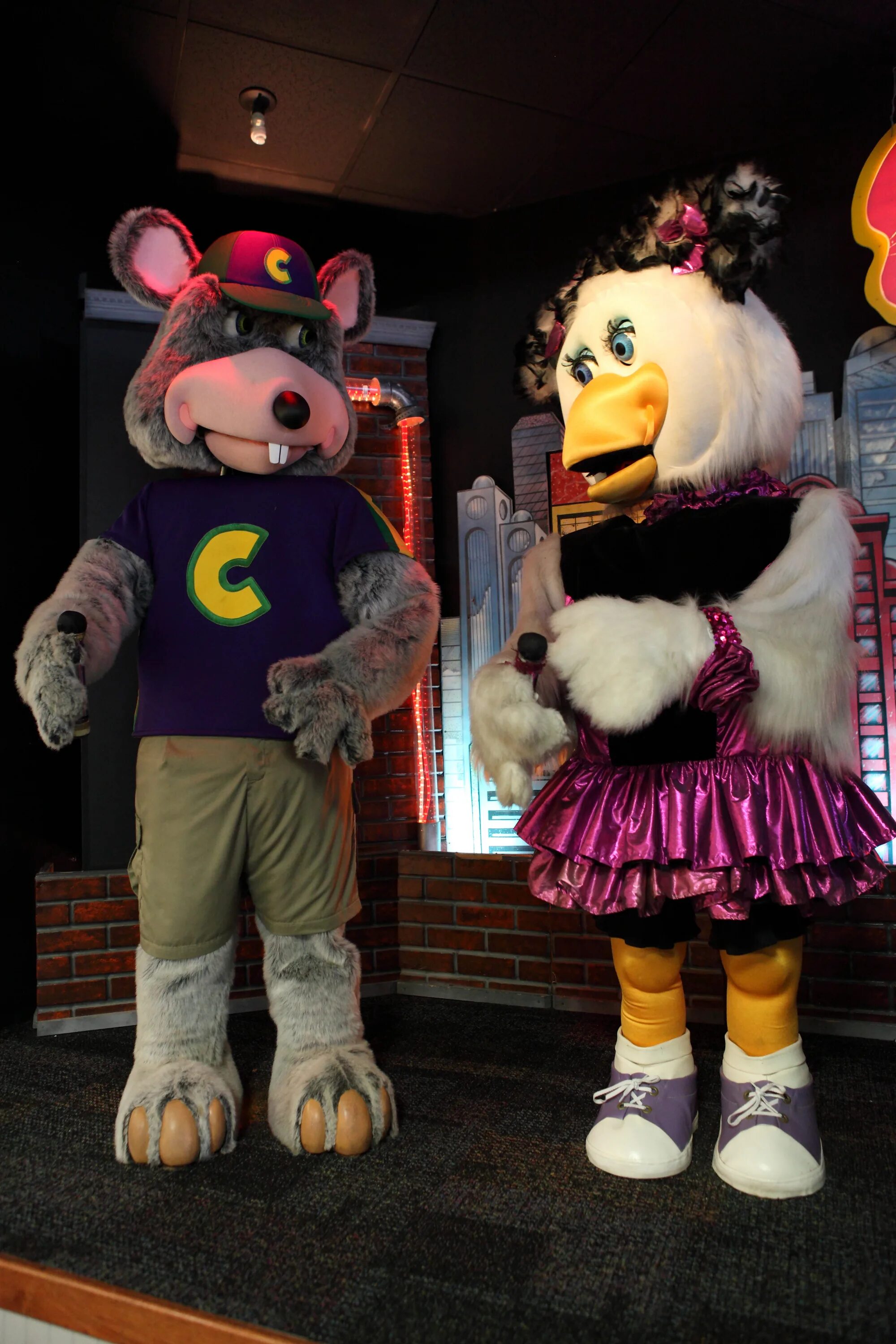 Чак аниматроник. Чаки чиз пиццерия инцидент. chuck e cheese animatronics. chuck e cheese аниматроники. ресторан chuck e. cheese аниматроники.