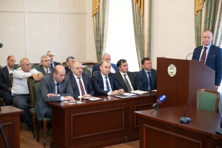 малый зал дома правительства кчр. миннац кчр. глава кчр. правительство карачаево черкесской. карачаево черкесская республика администрация президента.