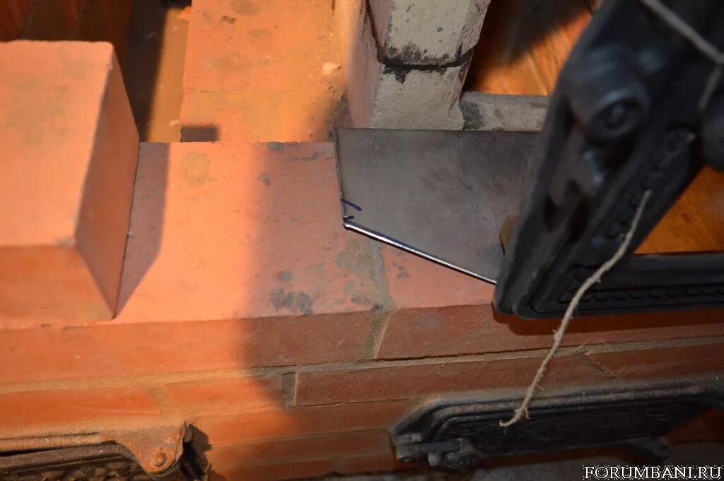 Кляммеры для топочной дверцы. Монтаж топочной дверцы в кирпичной. Крепление топочной дверцы кирпичной печи. Крепление печных дверок. Крепёж для топочной дверцы.