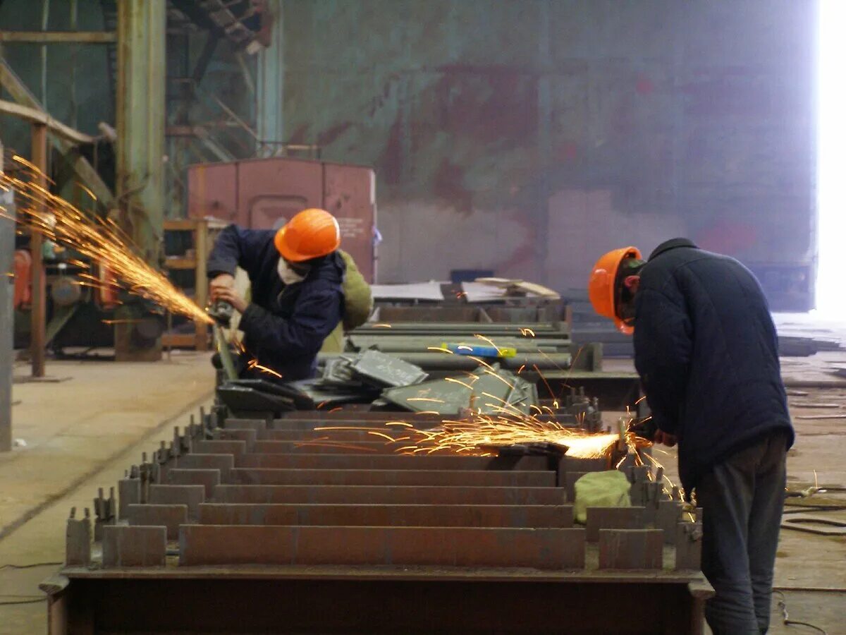 Подработка на заводе. Рабочий цех. Работник цеха. Подработка на заводе. Работник завода.