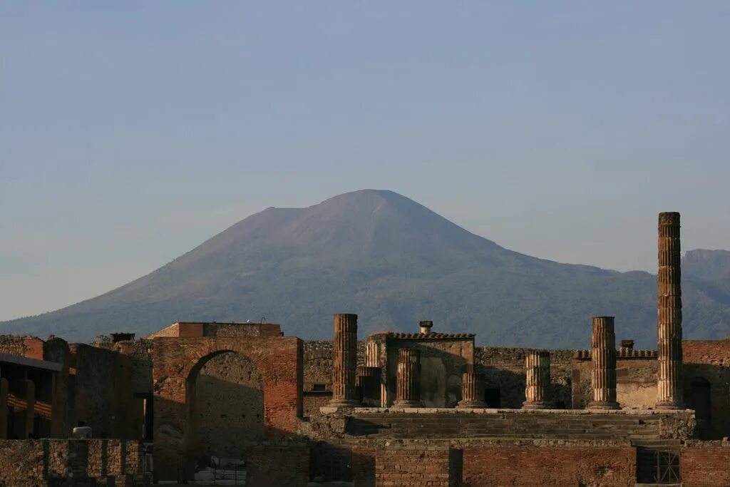 Mt vesuvius. Вулкан Везувий Помпеи. Везувий вулкан Помпеи статуи. Помпеи арка. Помпеи и вулкан Везувий (провинция Неаполь).