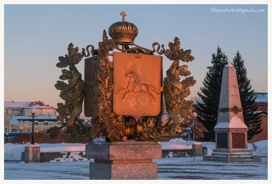 Томская область столица. Монумент 400 лет Томску. Герб Томска памятник. Томск 400 лет. Памятник основанию Томска.