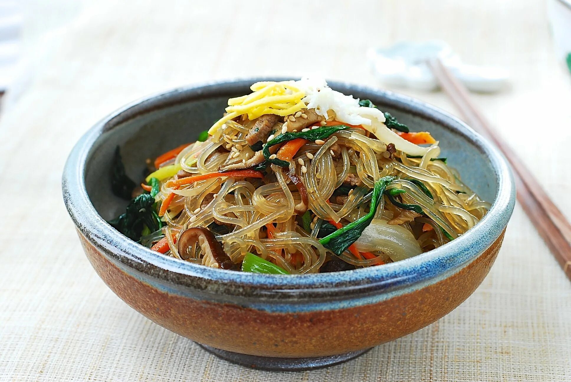 Чапче корейское блюдо. Лапша Japchae. Лапша корейская для чапче. Лапша по-корейски (Чапчхэ). Китайские рецепты дома