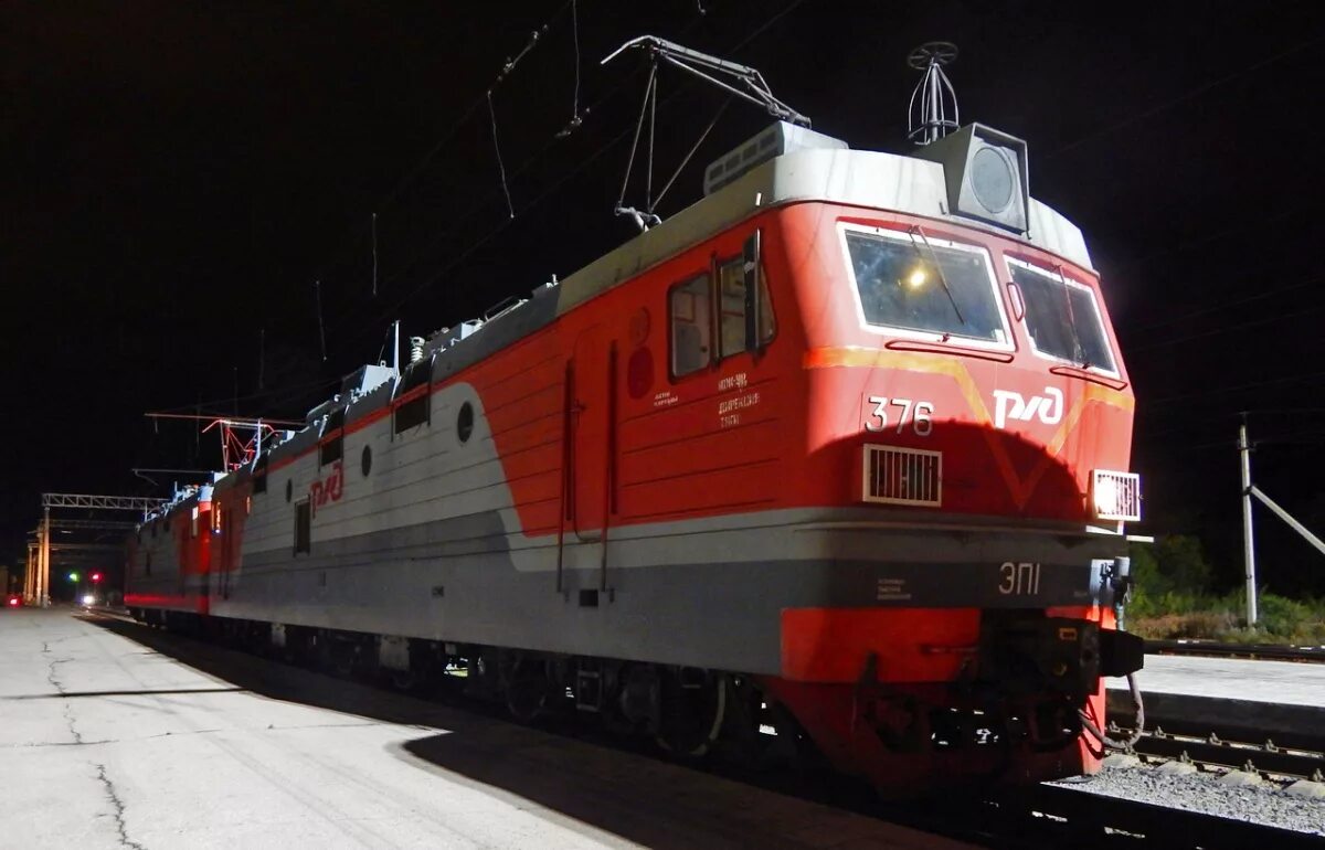 ЭП1-374 (ТЧЭ-5 Карталы) Россия, Оренбургская область, станция Оренбург Поезд № 2