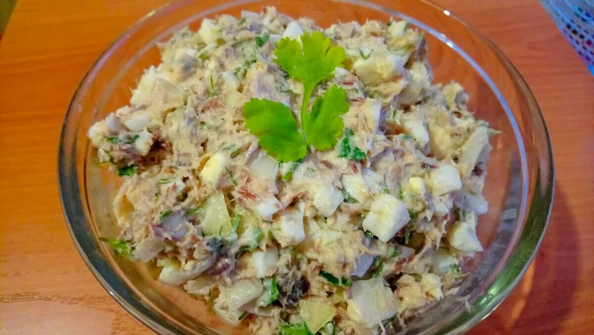 Салат огурец со скумбрией. Салат из скумбрии. Копченая скумбрия с салатом и картофелем. Салат из копченой скумбрии. Салат с печеной скумбрией.