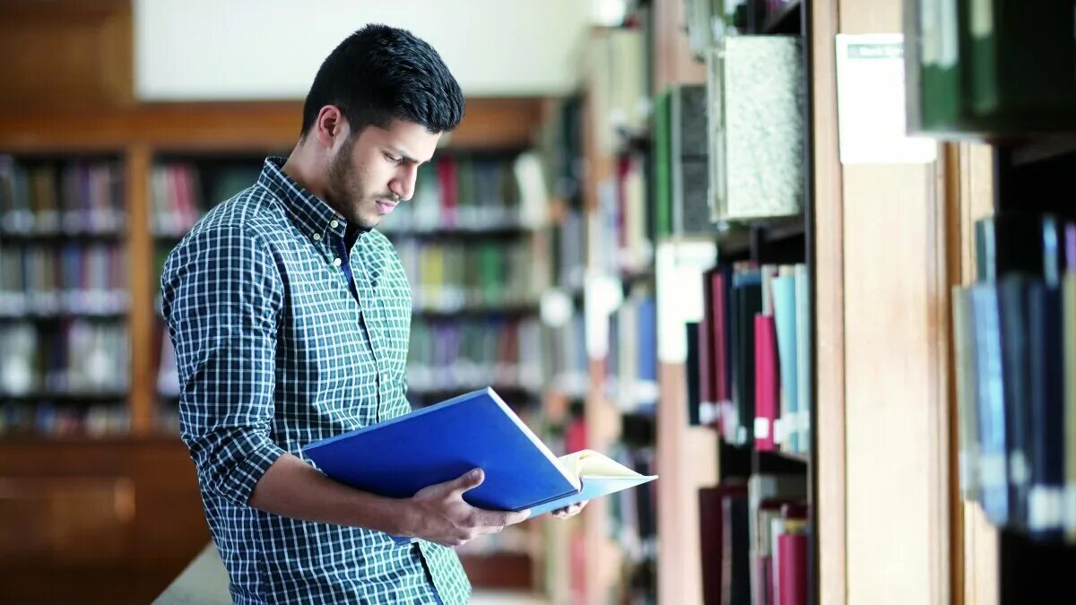 Men s books. Студент с книгами. Парень с книгой в руках. Парень студент. Книга в руках.