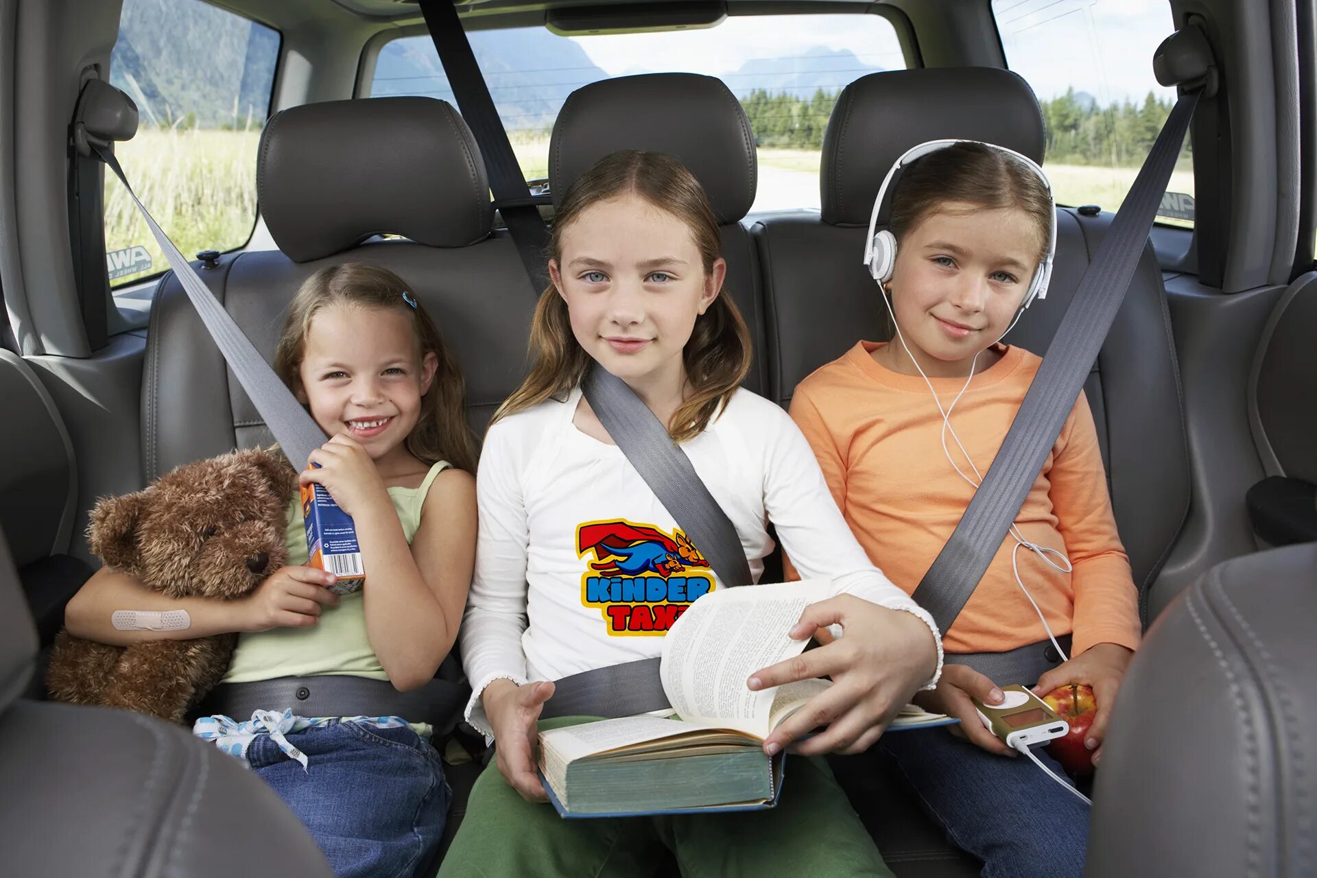 Можн. Авто для детей. Ребенок в салоне автомобиля. Семейный автомобиль. Поездка с детьми на машине.