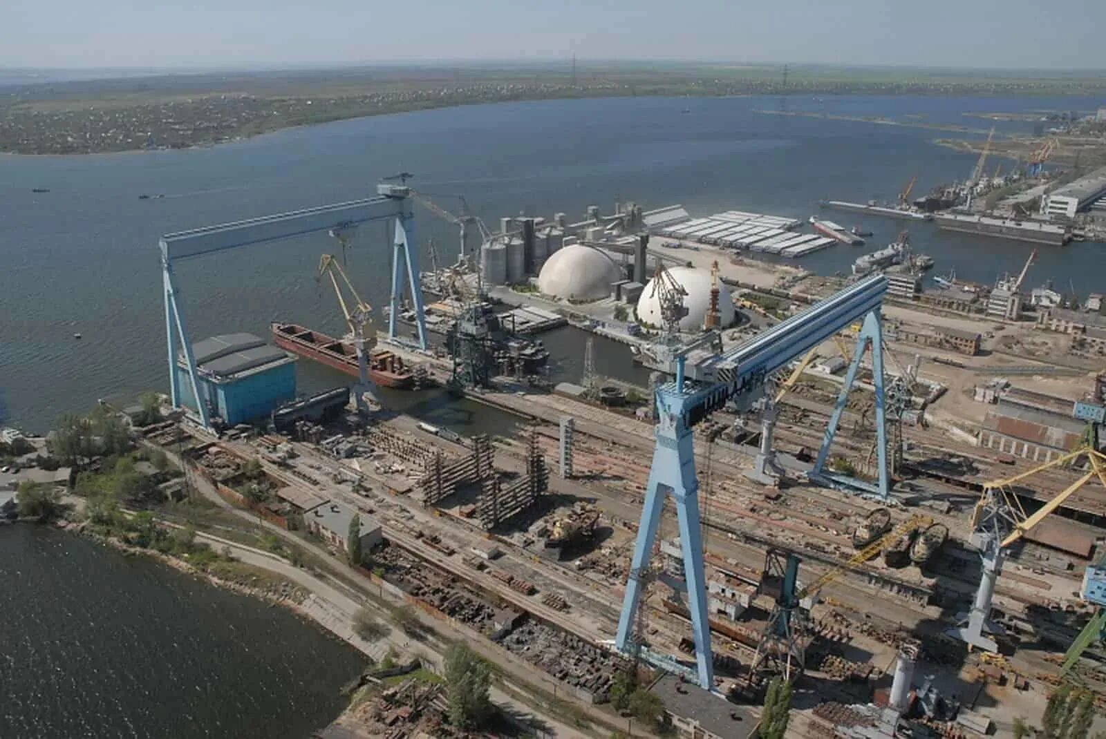 Судостроительный завод в николаеве. Николаевская судостроительная верфь. Китайский авианосец треснул. Черноморский судостроительный завод. Николаевский кораблестроительный завод.