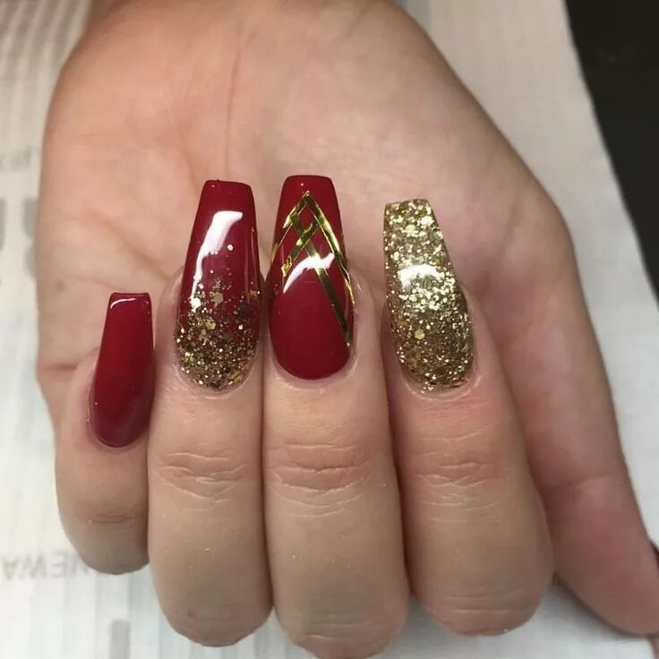 Con un punto dorado sobre base roja #uñasrojas #rednails #red #rojo #uñas #uñasd