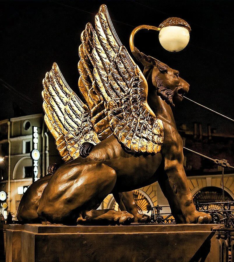 грифоны спб. грифоны петербурга. банковский мостик в санкт-петербурге. грифон в санкт-петербурге на набережной. питер мост с грифонами.