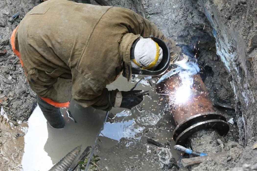 Утечка сил. Порыв водопровода. Порыв трубы водопровода. Устранение аварий на водопроводных сетях. Аварии в системах водоснабжения.