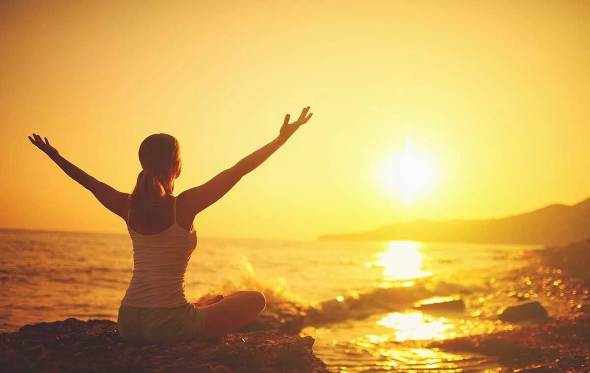 Качество жизненных сил. Девушка на Восходе солнца. Медитация на Восходе солнца. Счастье солнце. Йога на рассвете.
