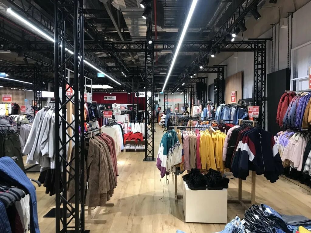 Bershka москва. Bershka магазин мега. Мега магазин бершка. Бершка Омск. Бершка Омск мега.