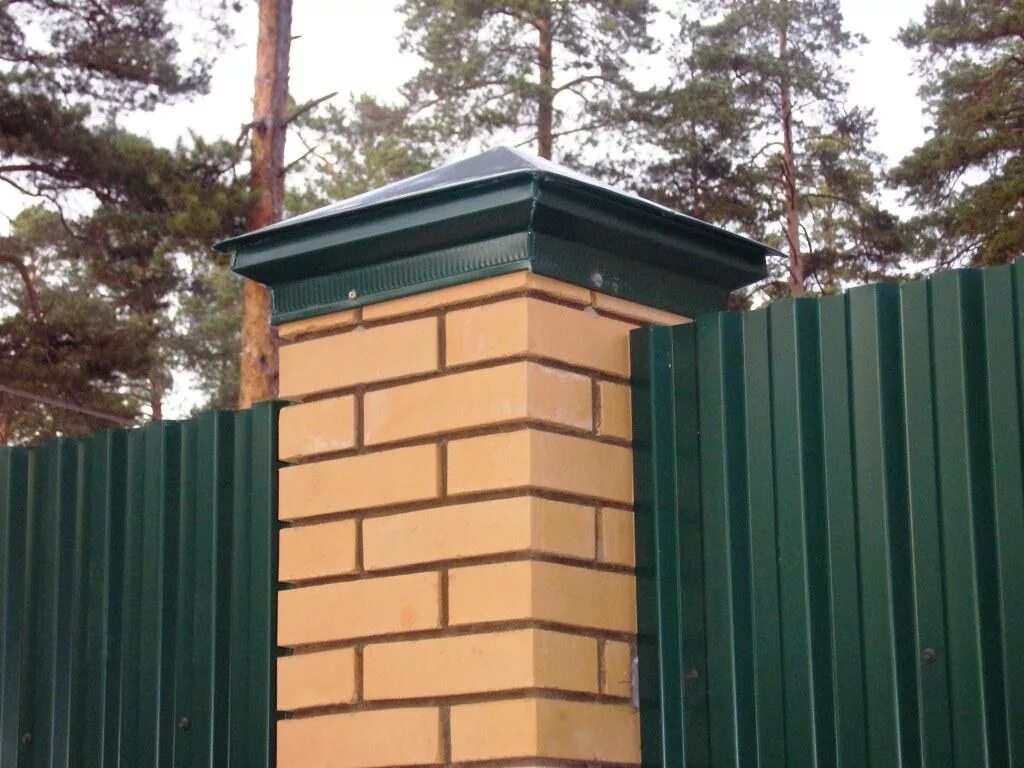 Столб для забора ral. Колпаки на кирпичные столбы для забора. колпак на столб кирпичный. колпак на столб забора. крышка на кирпичный столб забора.