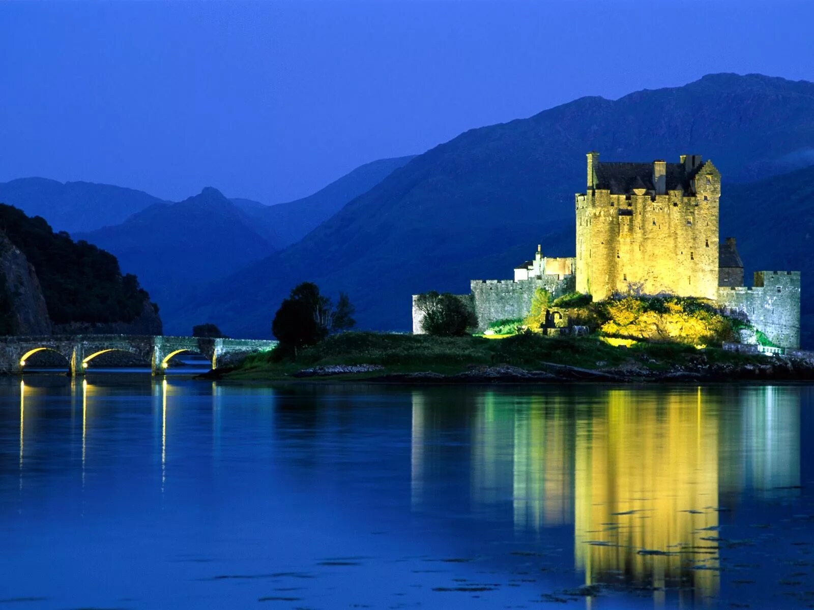 Эйлен Донан. Scotland Eilean Donan Castle picture. Красивые средневековые мосты. Шотландия красивый мост.