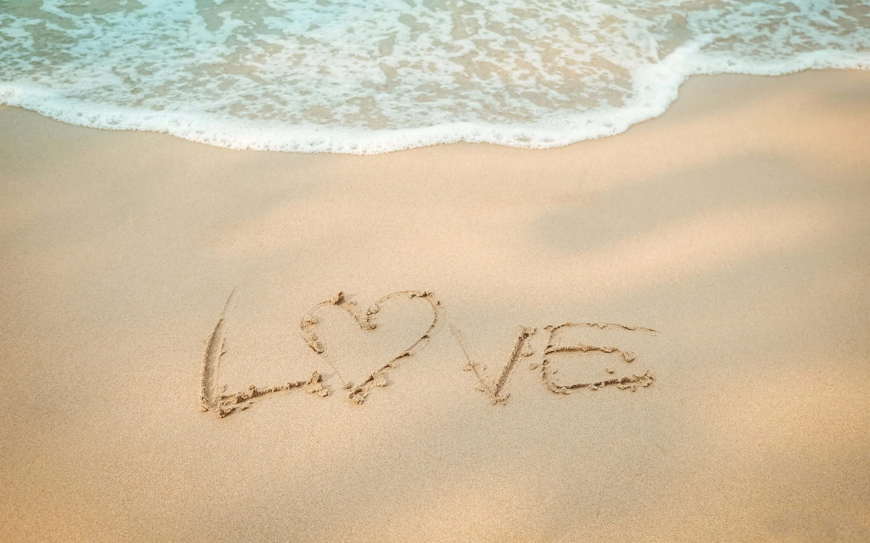 Сердце на песке. Сердечко на песке. Надпись на песке любовь. Море песок.