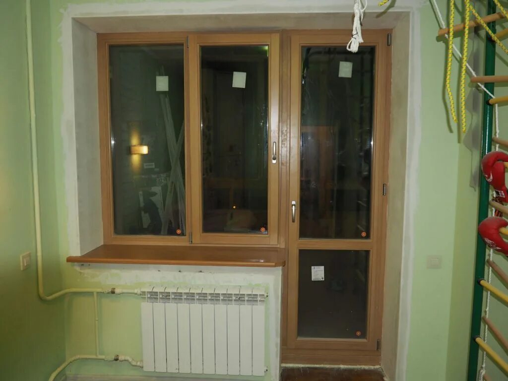 балконный блок из дерева. деревянные балконные двери со стеклопакетом. балконный блок 2100 2100. деревянные окна балконный блок. балконный блок со стеклопакетов снизу двери.