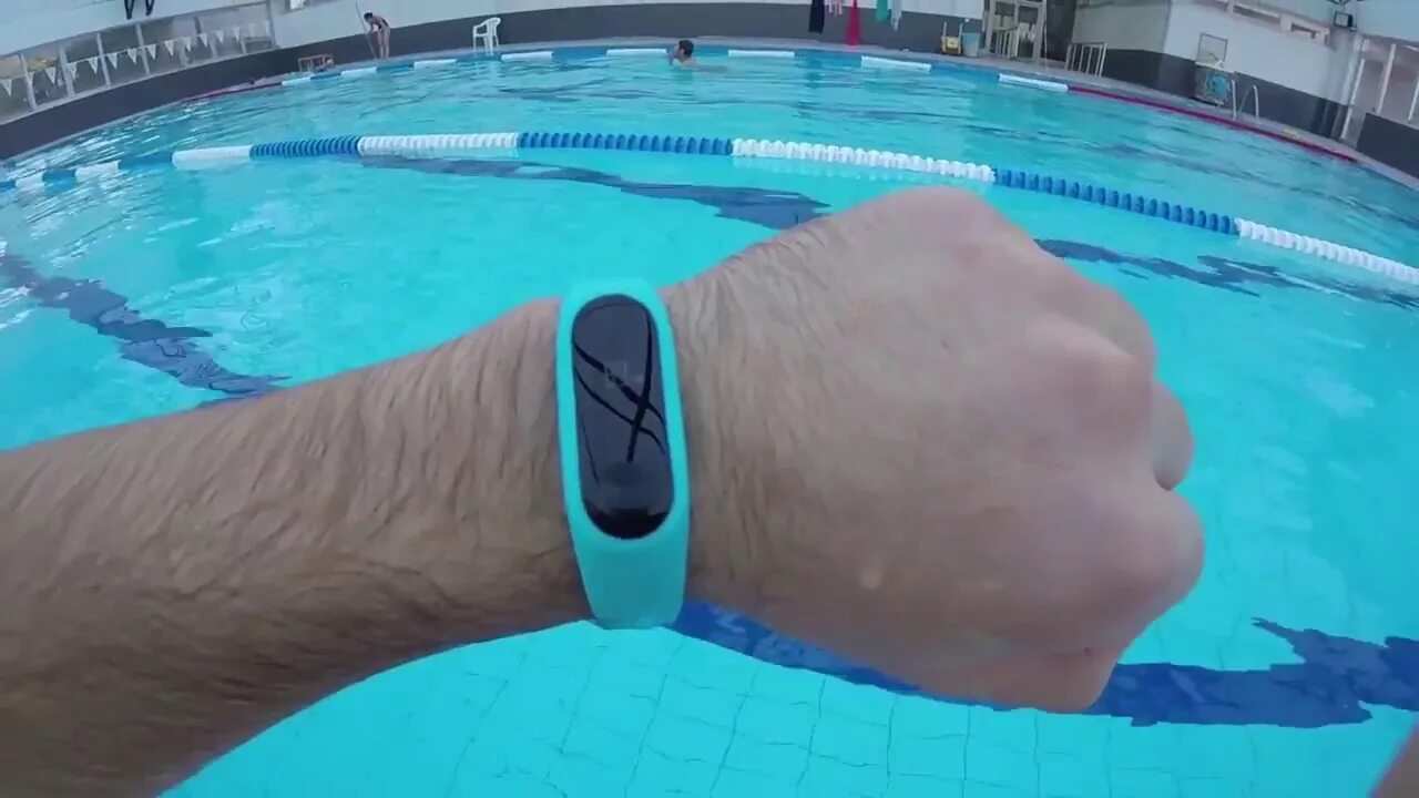 Mi band 7 pro можно плавать. Фитнес браслет для бега. Фитнес браслет можно купаться. Трекер плавания. Xiaomi mi band 3 black.