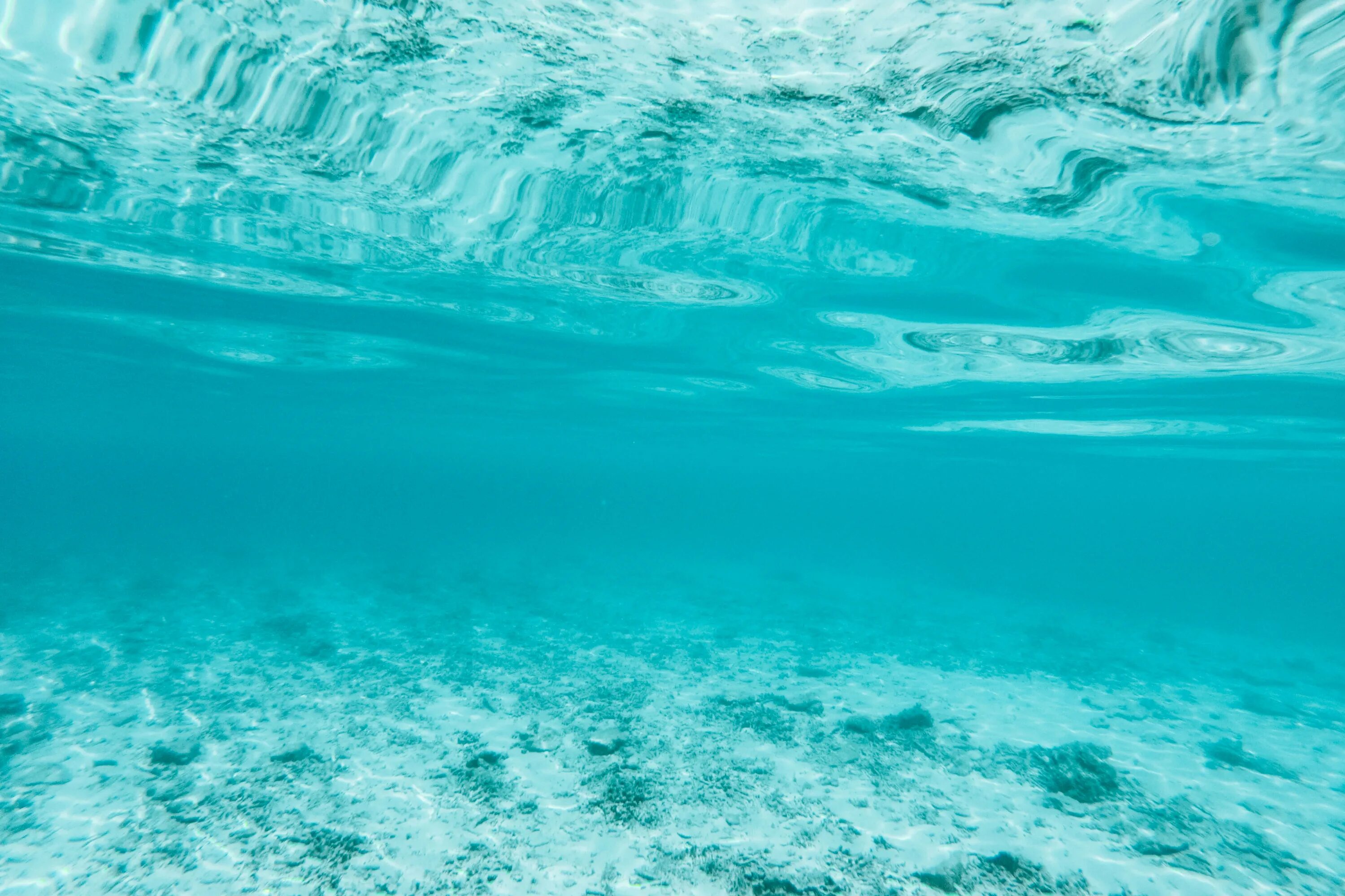 Толща воды в океане. Море под водой. Голубая вода. Вода океан. Море глубина.