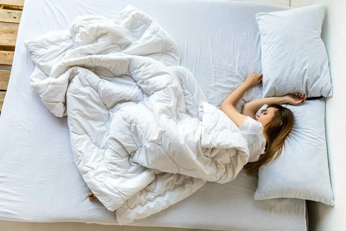 Дом видеть во сне для женщины. Одеяло. Одеяло на кровати. Спящий человек в кровати.