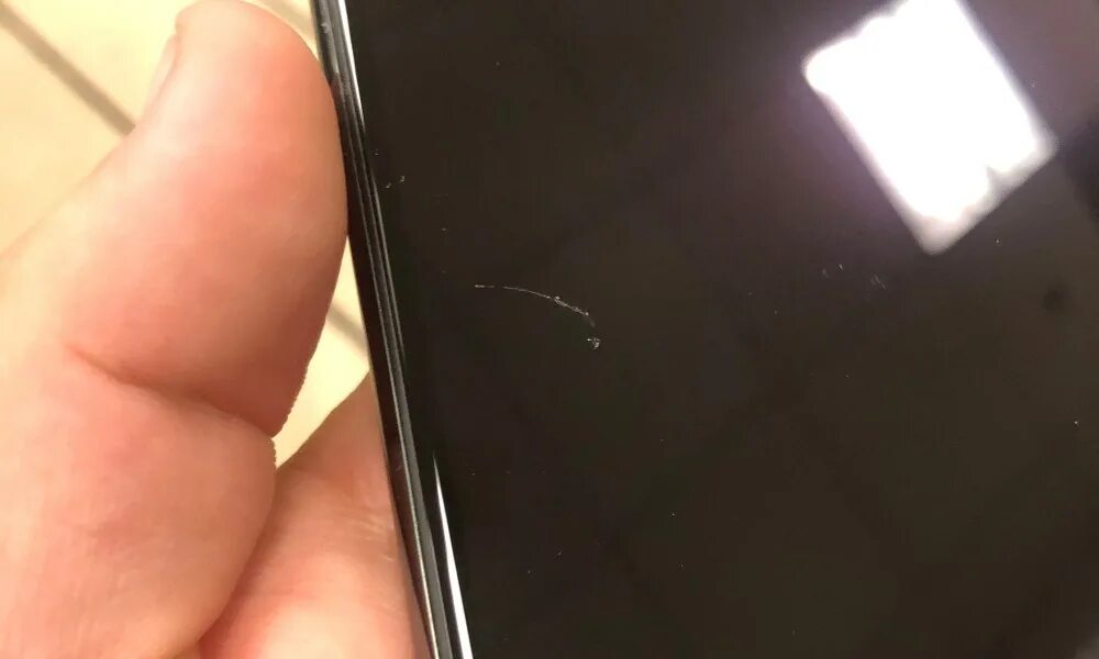 Царапина на стекле смартфона. Царапины на экране iphone. царапины на айфон 11. царапина на экране айфона. царапина на мониторе.