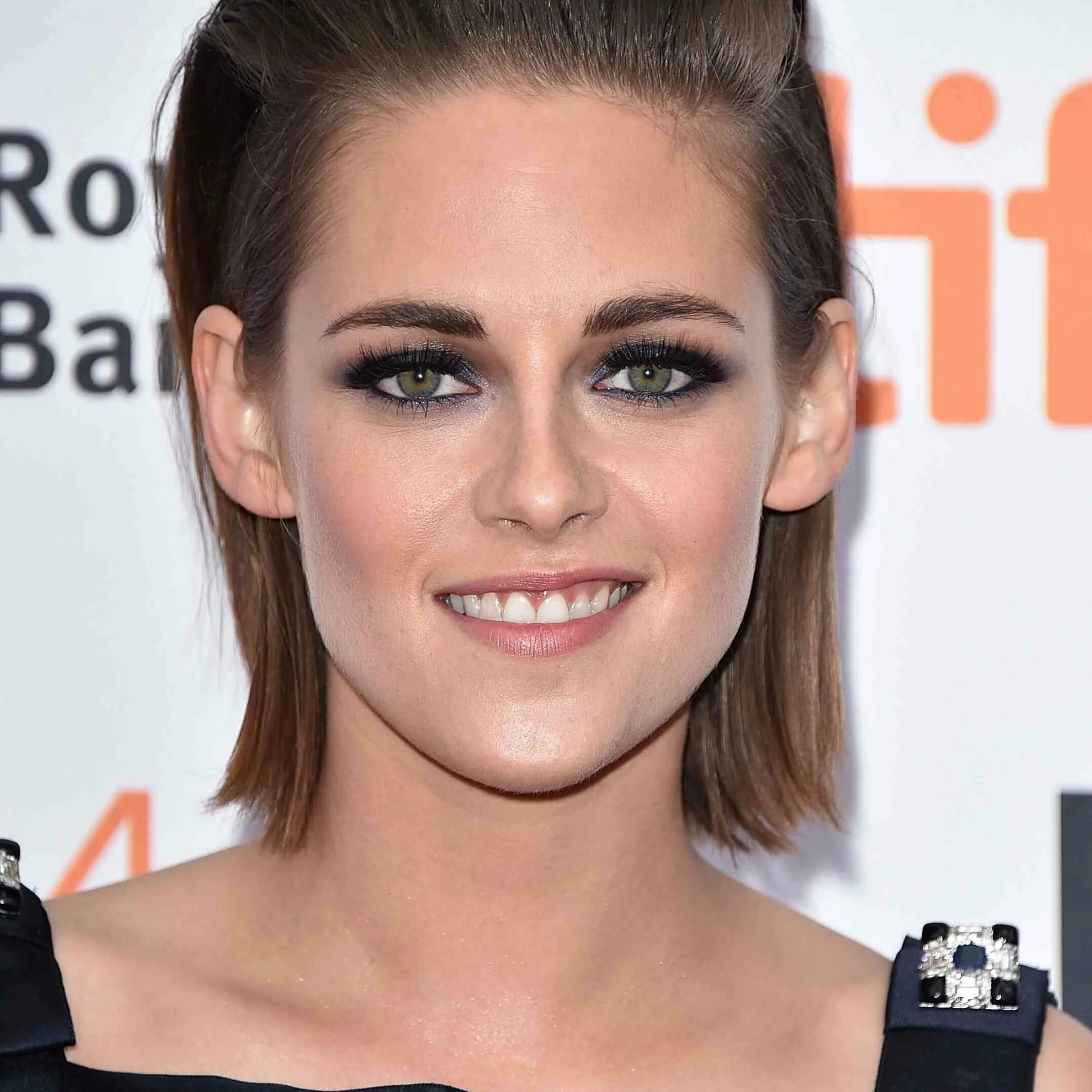 Кристен стюарт прически. Прически на короткие волосы. Укладка с зачесанными волосами назад. Прически с начесом. Гладкая прическа на короткие волосы.