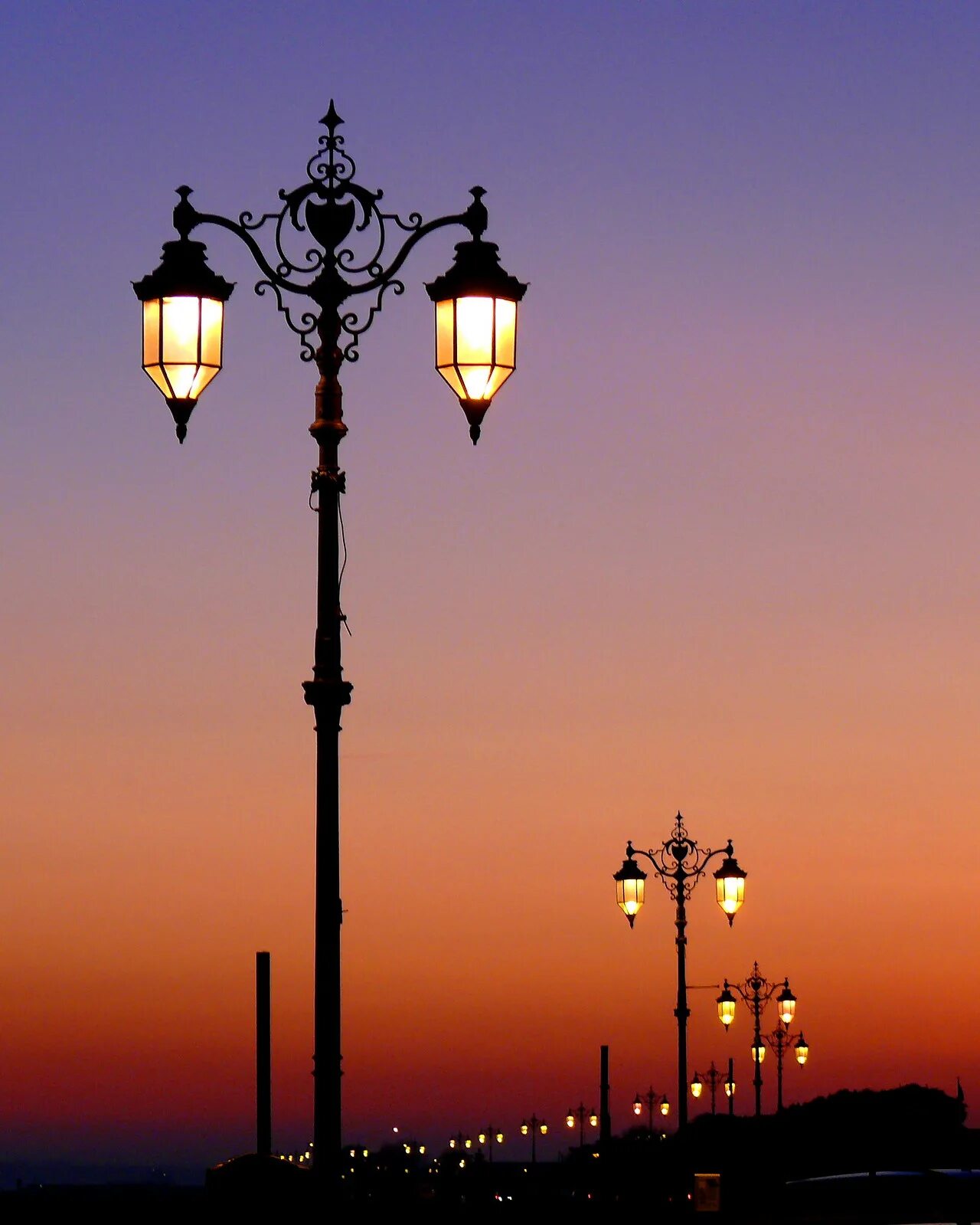 Ночные фонари купить. Уличный фонарь. Красивый уличный фонарь. Фонарный столб. Красивые фонари на улицах.
