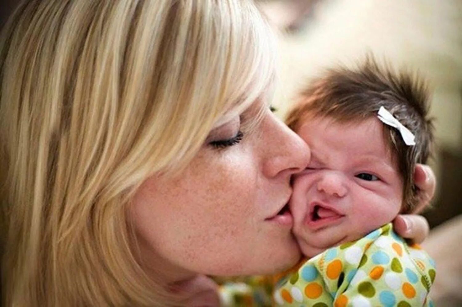 Клевая мама. Малыш целует. Смешные дети. Мама с ребёнком прикольные. Детский поцелуй.