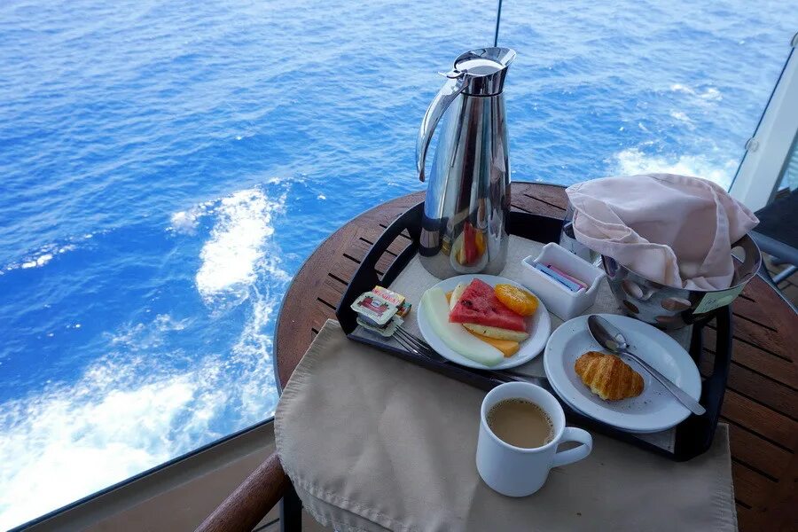 Утро палуба. Завтрак на круизном лайнере. Завтрак на корабле. Завтрак на лайнере в каюте. Завтрак у моря.