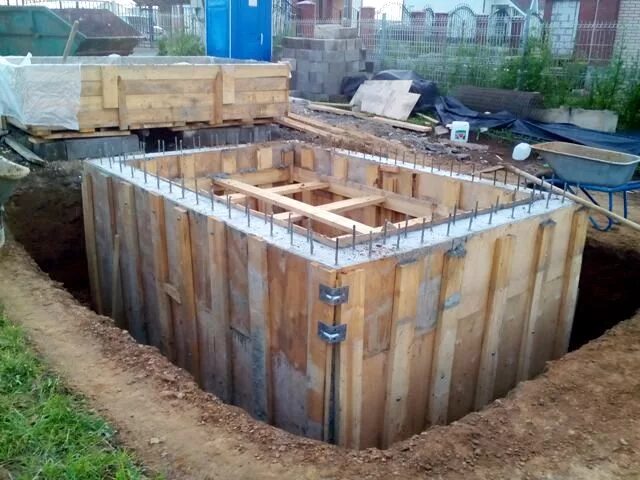 Опалубка для перекрытия погреба. Опалубка для монолитного подвала. Опалубка монолит бетон цокольный этаж. Опалубка для крыши погреба. Опалубка для стен подвала.