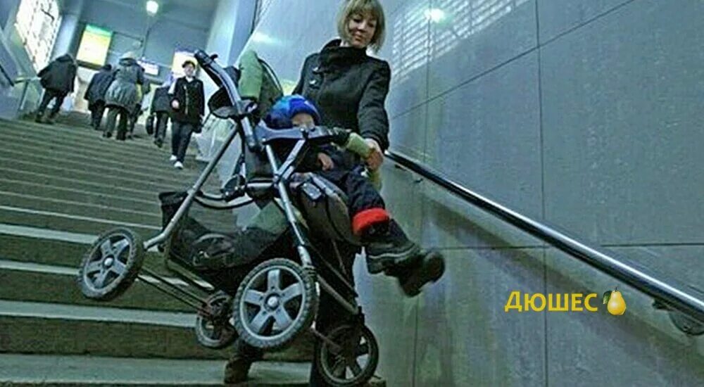 Коляска спускается по лестнице. Детские коляски в метро. спуск коляски по лестнице. женщина тащит коляску. женщина с коляской в метро.