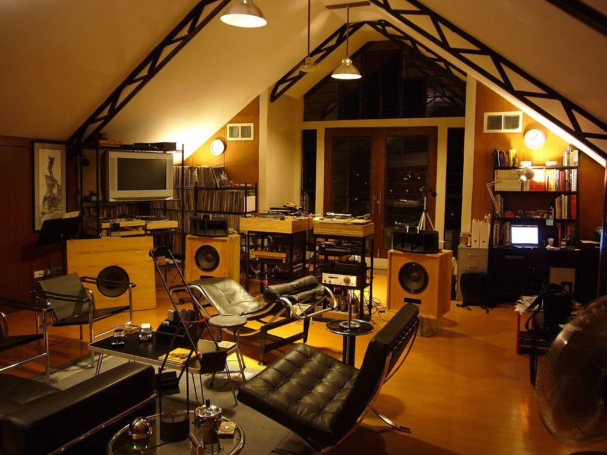 Sounds rooms. Музыкальная студия. Студия звукозаписи на мансарде. Комната музыкальная студия. Музыкальная студия на мансарде.