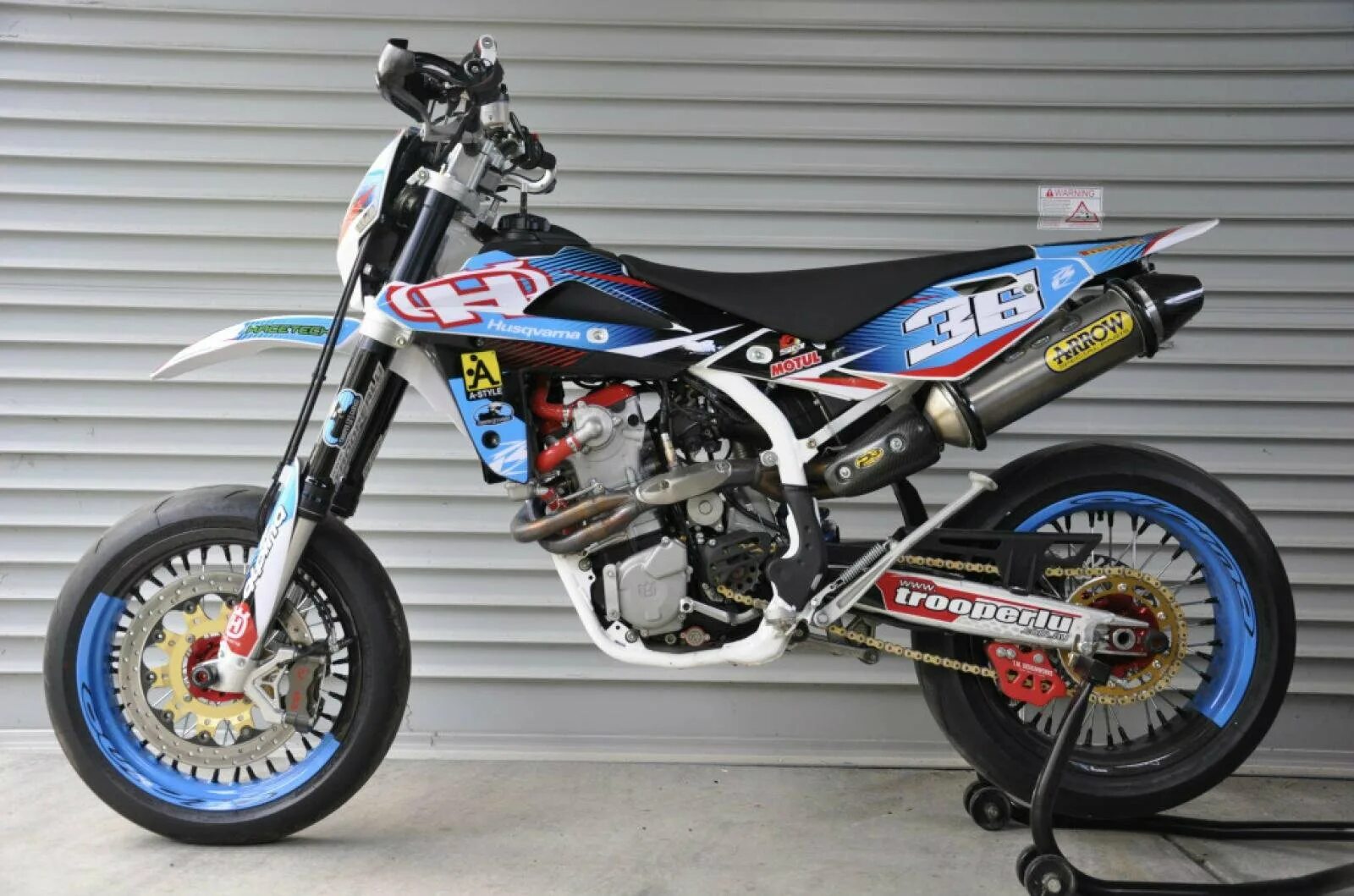 Шоссейный питбайк. Эндуро супермото. питбайк husqvarna supermoto. эндуро мотард. супермото мотард стант.